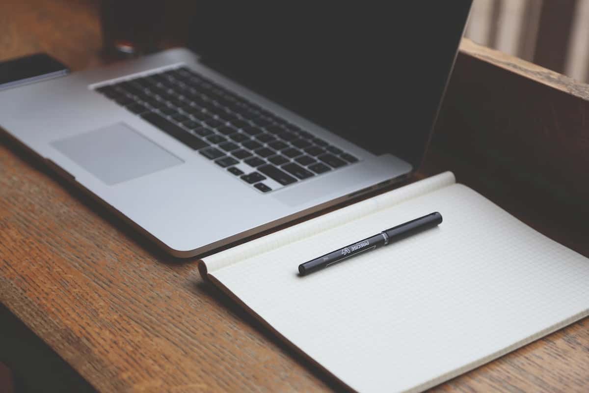 Laptop and notepad photo